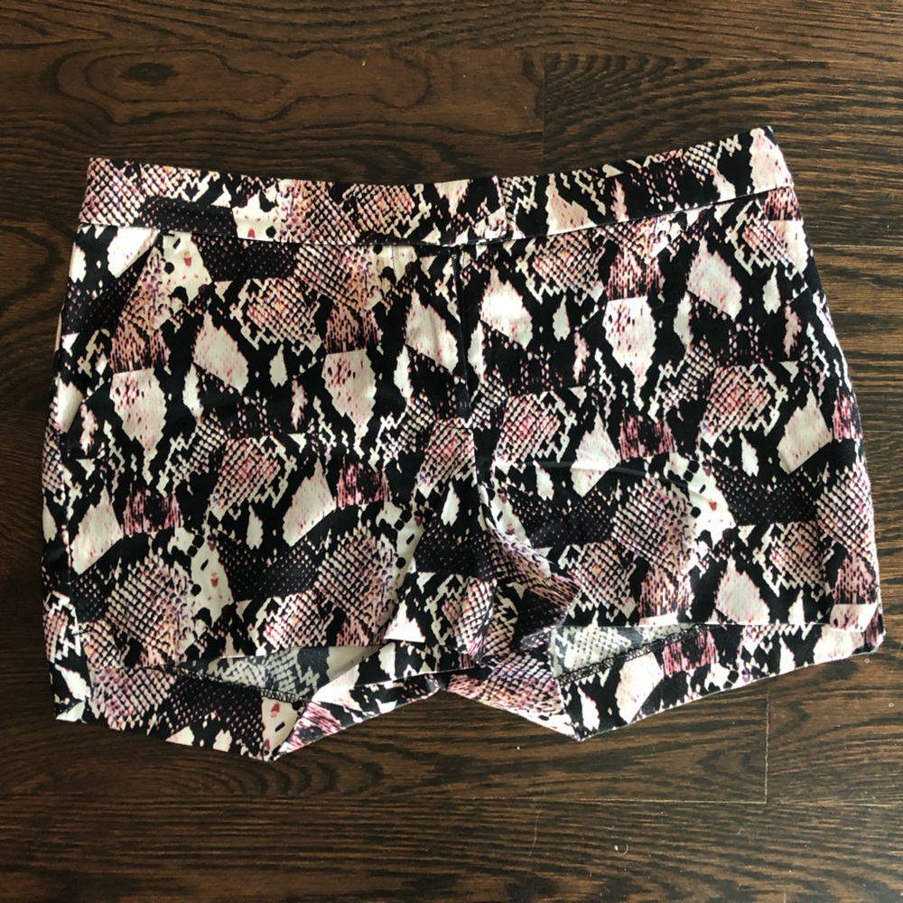 H&M Black Pink and White “Snake Skin” Patterned Shorts Size 4 dressy casual